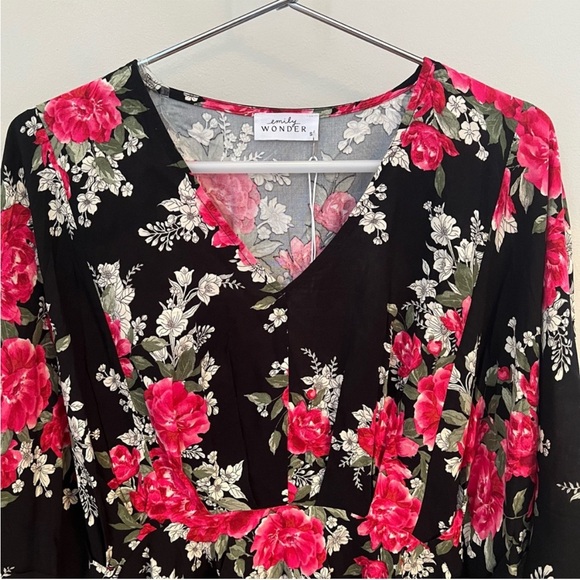 Emily Wonder Women's Black Floral Top size small - Picture 3 of 8